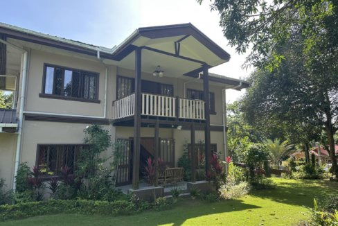 classic residential house on large lot in Palawan